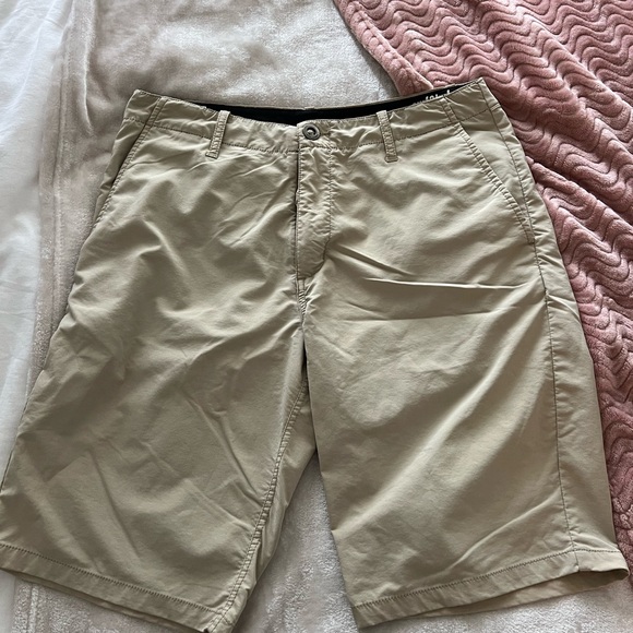 Volcom Men’s Shorts - Picture 2 of 3